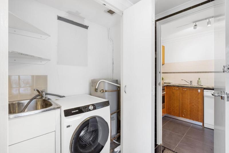CBD Edge 1BR on Mounts Bay Road - image 10