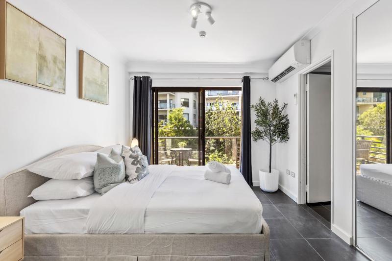 CBD Edge 1BR on Mounts Bay Road - image 1