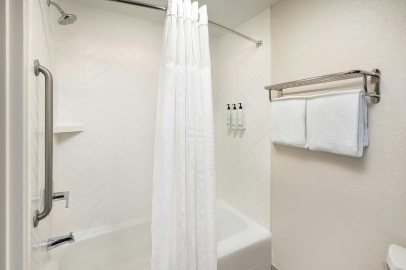 Fairfield Inn & Suites by Marriott Jacksonville Airport - image 12