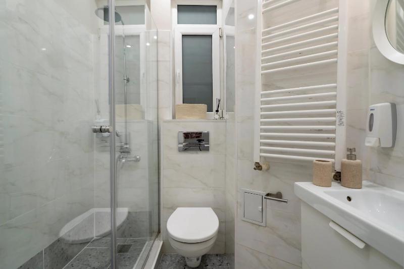 Modern 2BR Apartment - Balcony Views on Blvd Corneliu Coposu - image 7