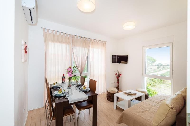 Family-friendly apartments with swimming pool Vir - 23976 - image 2