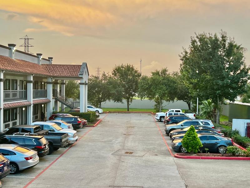 Island Suites Hobby Airport - image 2