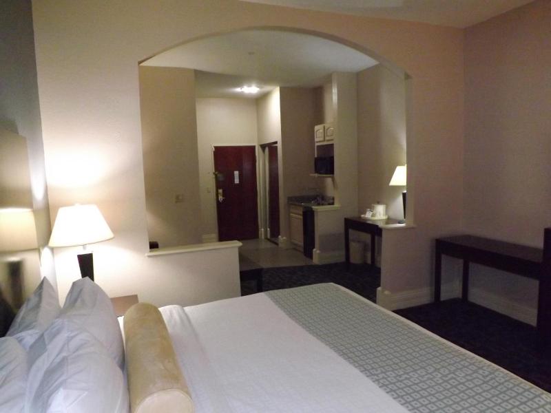 King Room with Sofa Bed and Wet Bar - Non-Smoking image 3