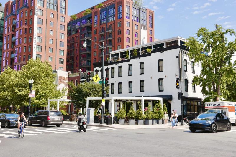 Downtown DC Awaits with Parking Permit - image 10