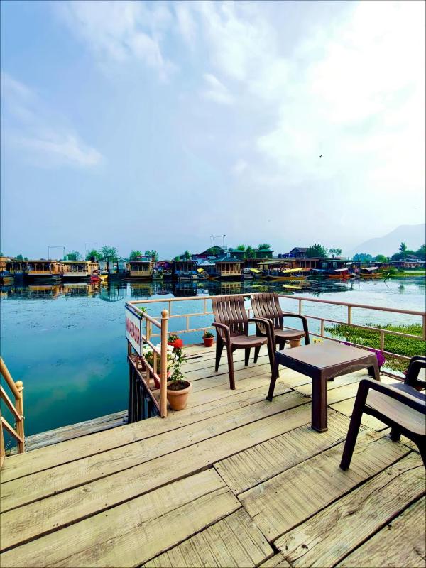 Houseboat Ambassador - image 7
