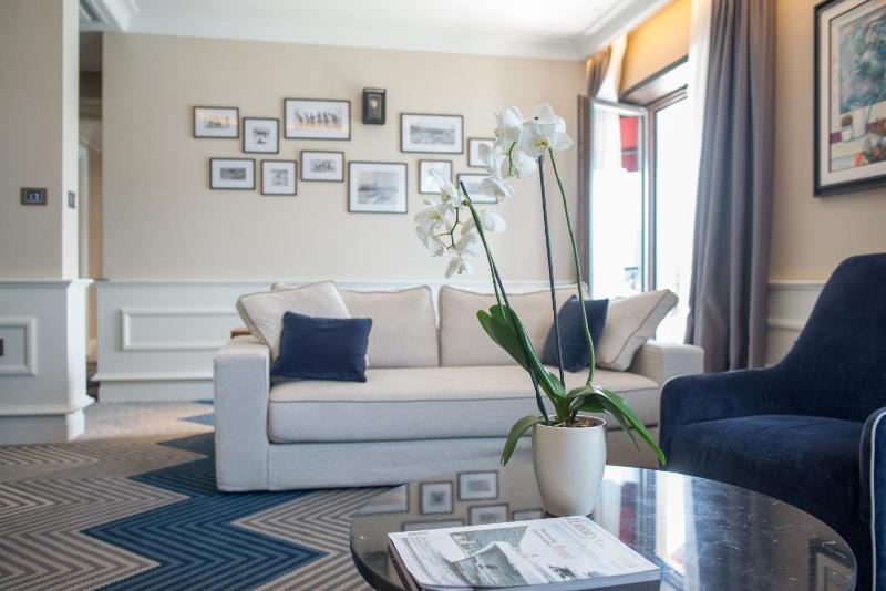 Deluxe Two-Bedroom Suite with Sea View image 1