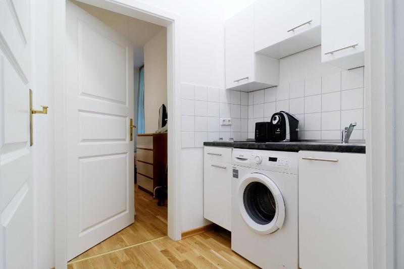 Deluxe Three-Bedroom Apartment with living room image 2