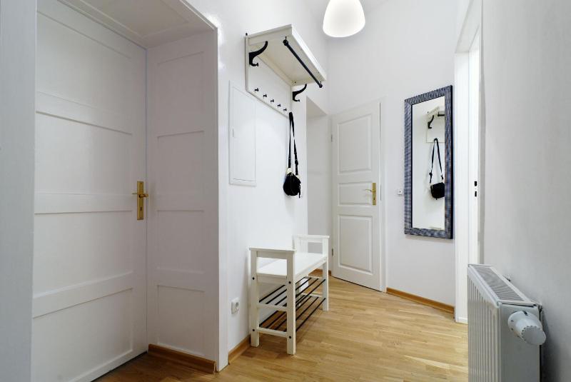 Deluxe Three-Bedroom Apartment with living room image 3