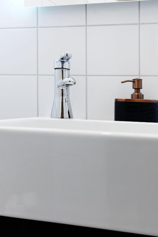 Deluxe Three-Bedroom Apartment with living room image 4