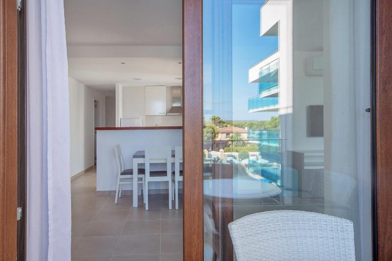 One-Bedroom Apartment image 4