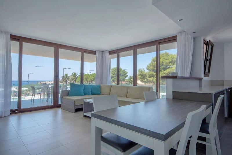 One-Bedroom Apartment with Sea View image 3