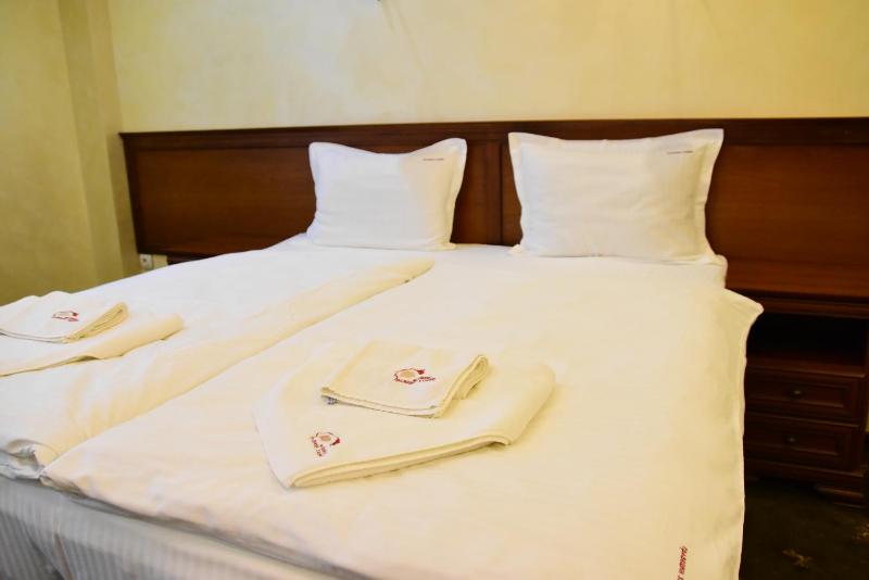 Standard Double Room image 3
