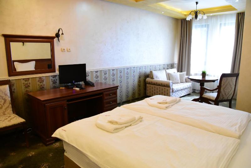 Standard Double Room image 4