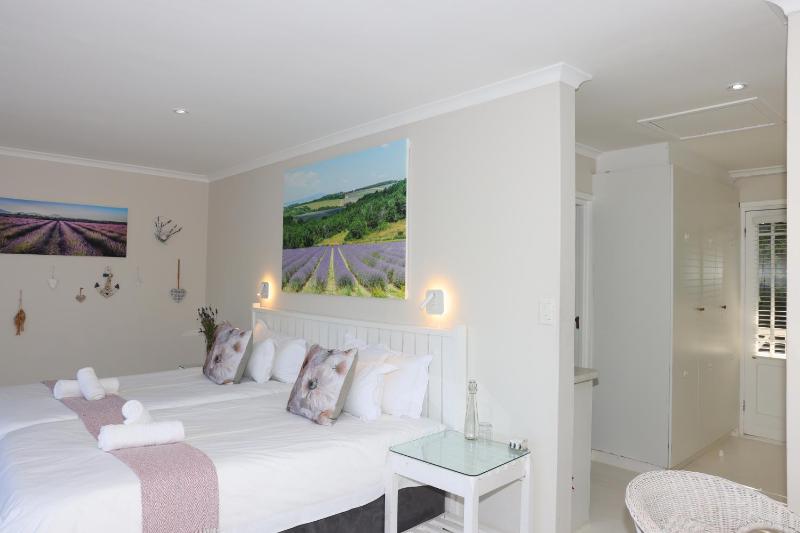 Brenton Beach House - image 14