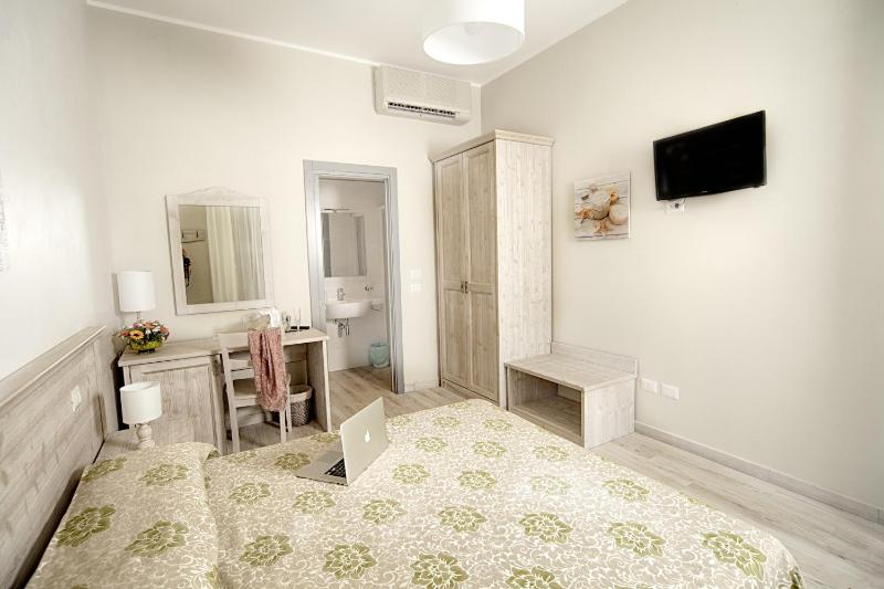 Double Room image 4