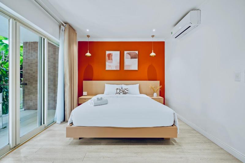 Chic Boho Huge Poolside 1 Bedroom Suite - Steps from The Beach Escape & Garden View - image 2