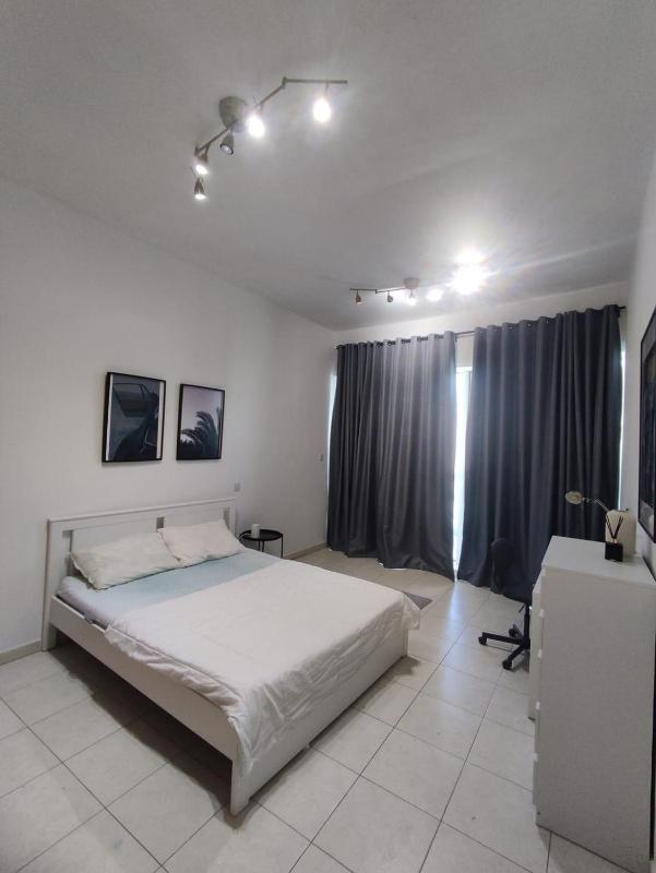Spacious Master Bedroom with Balcony Horizon Tower Dubai Marina - image 1