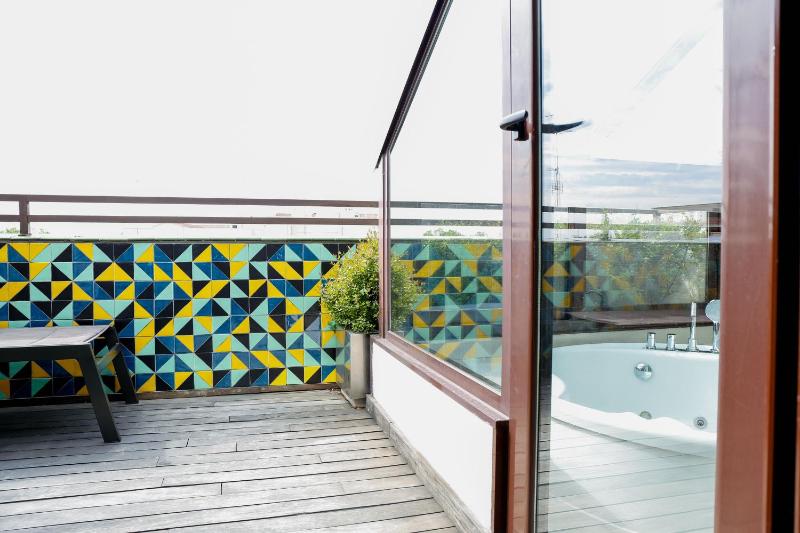 Double Room with Terrace and Spa Bath image 4