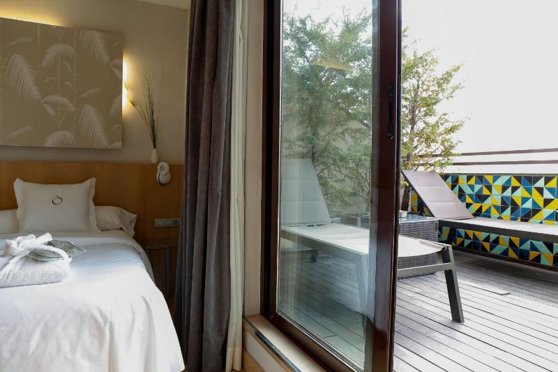 Double Room with Terrace and Spa Bath image 2