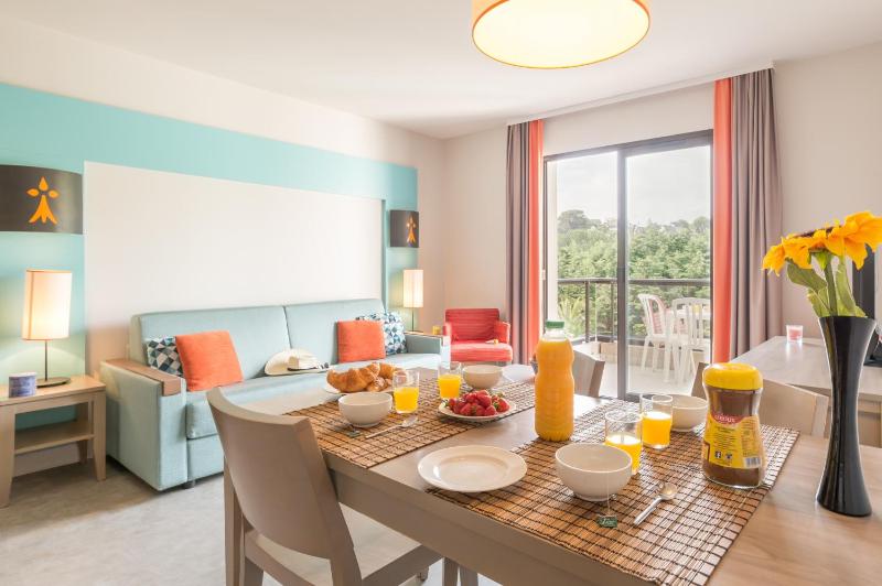One-Bedroom Apartment with Terrace or Balcony (5 People) image 4