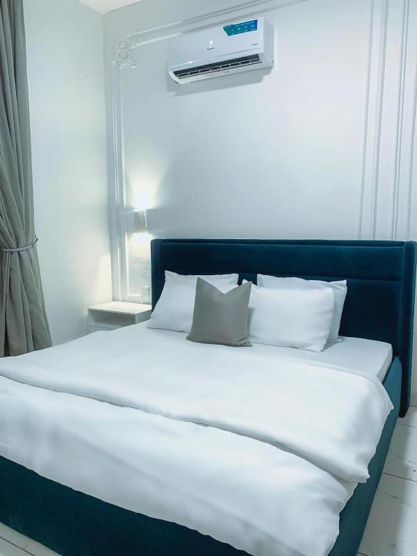 SKYKLASS Luxury home serviced apartment 24hrs Light smart tv smart home and water heater - image 13