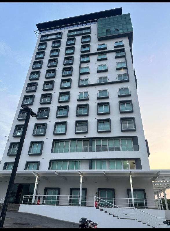 Modern executive apartment with views and parking - image 4
