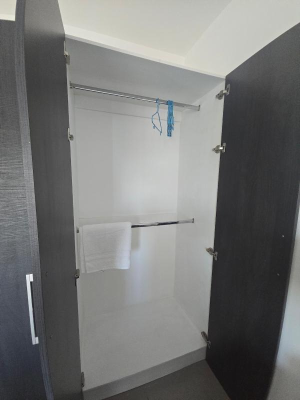 Modern executive apartment with views and parking - image 15