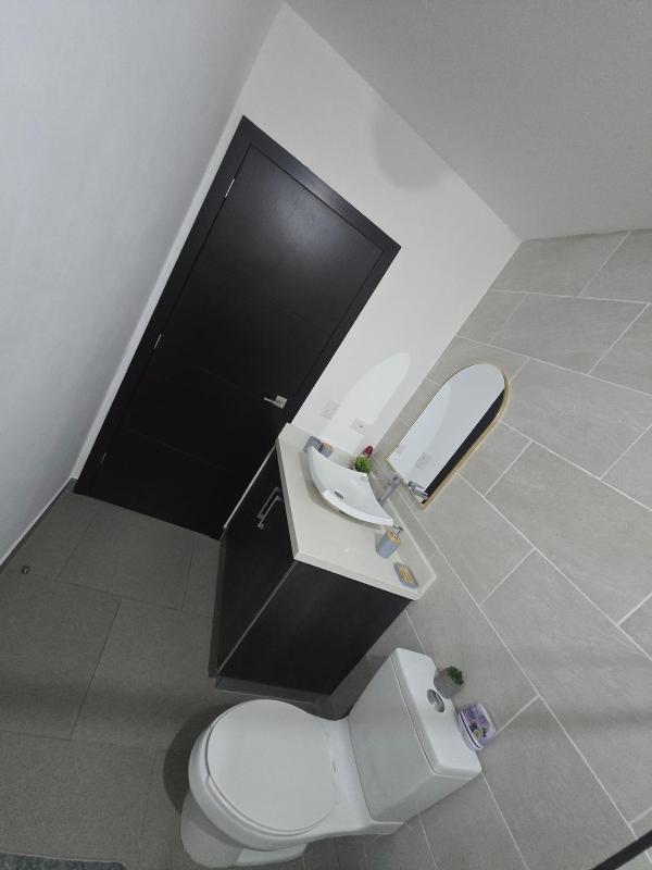 Modern executive apartment with views and parking - image 14