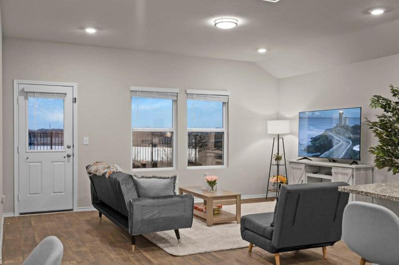 Marbella Lane - Amazing 4BR Lakeview Home - image 48