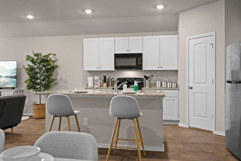 Marbella Lane - Amazing 4BR Lakeview Home - image 17