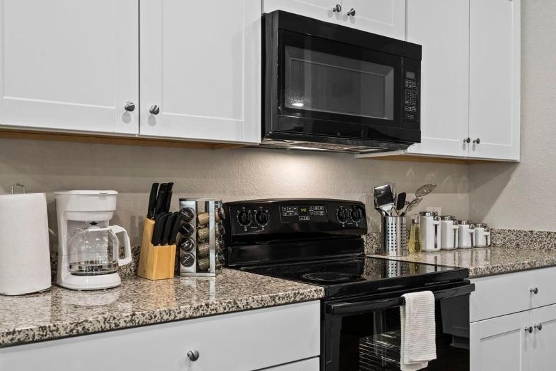 Marbella Lane - Amazing 4BR Lakeview Home - image 14