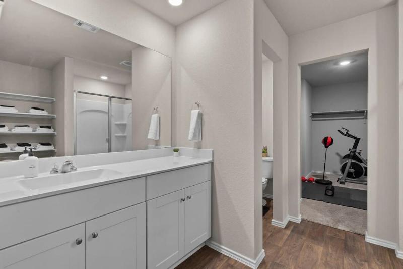 Marbella Lane - Amazing 4BR Lakeview Home - image 16