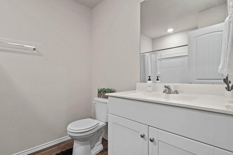 Marbella Lane - Amazing 4BR Lakeview Home - image 32