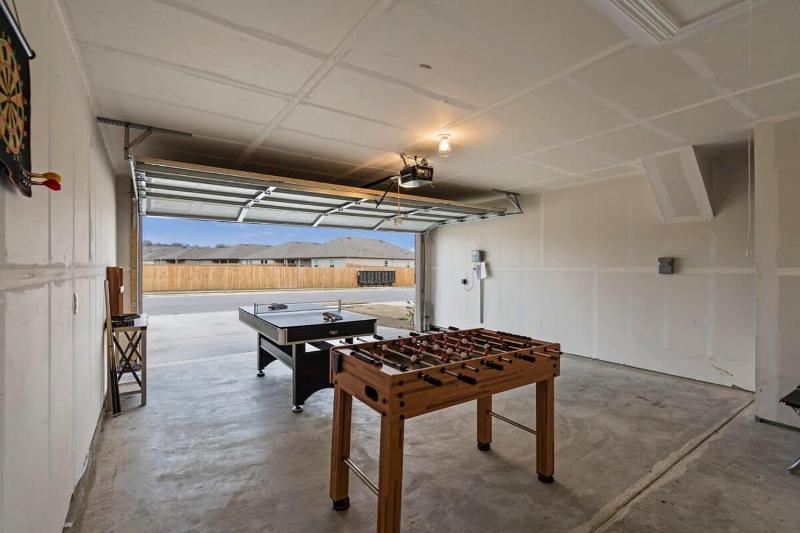 Marbella Lane - Amazing 4BR Lakeview Home - image 42