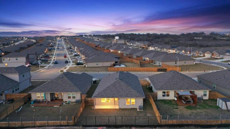 Marbella Lane - Amazing 4BR Lakeview Home - image 15