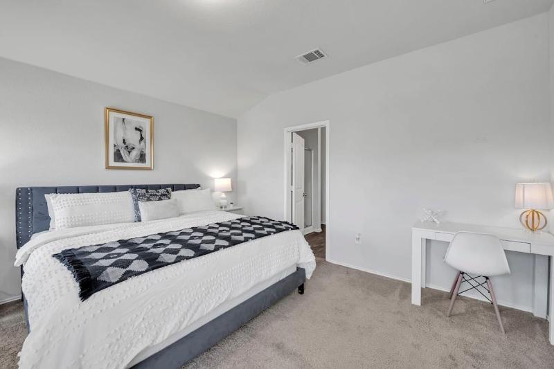Marbella Lane - Polished 3BR Home in Austin TX - image 11