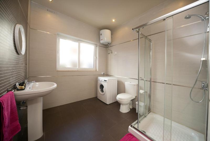 Plum One-Bedroom Apartment image 2