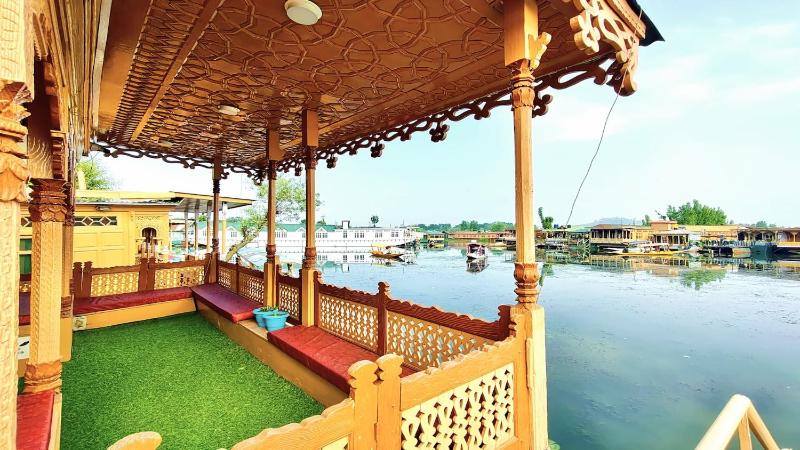 Houseboat Ambassador - image 11