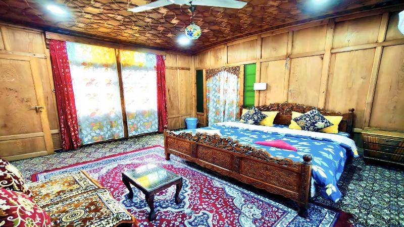 Houseboat Ambassador - image 1