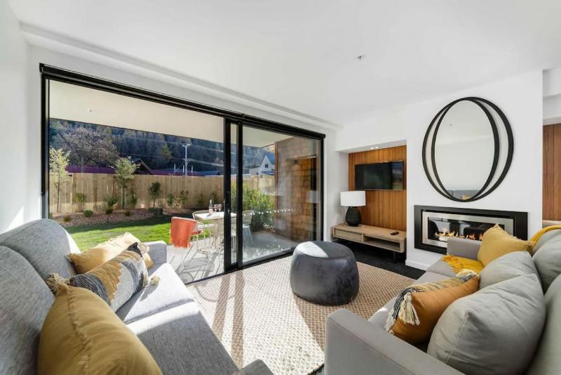 Mara Apartment at the base of Coronet Peak - image 1
