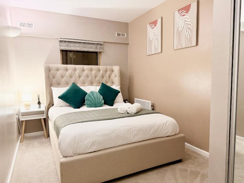 Two Bed Leeds Train Station Apartment City View - image 23