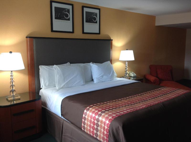 Standard King Room image 3