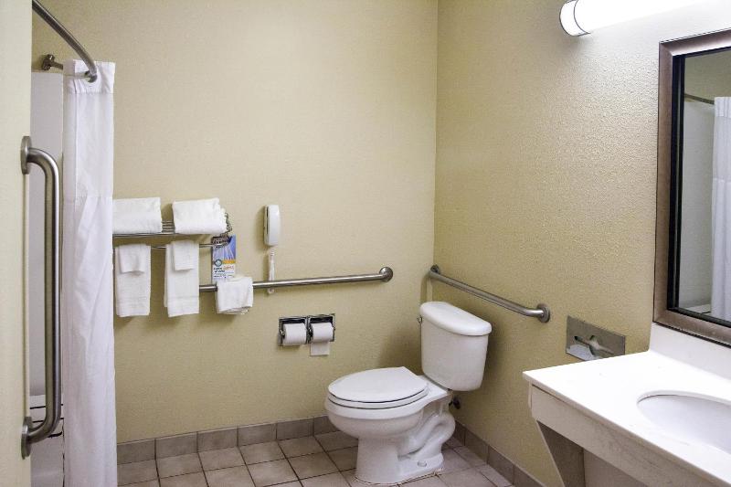 Queen Room with Two Queen Beds - Non-Smoking image 4
