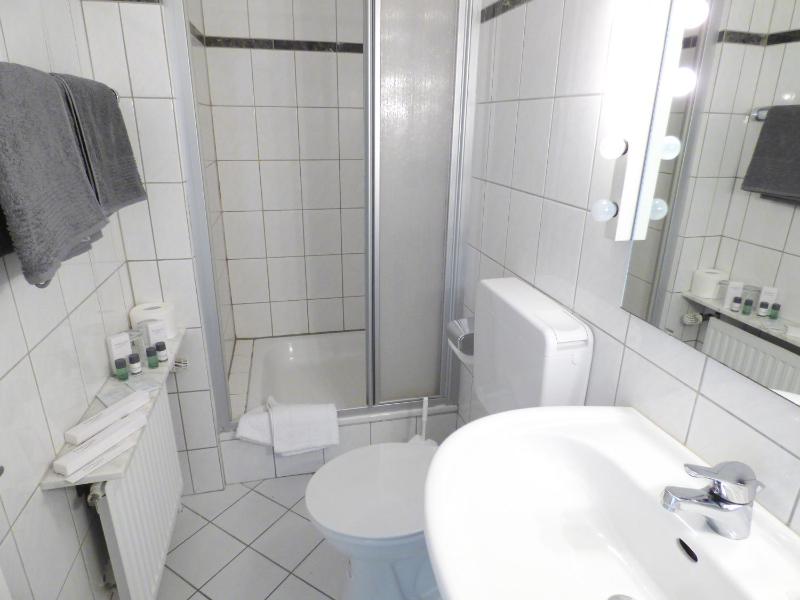 Classic Double Room image 3