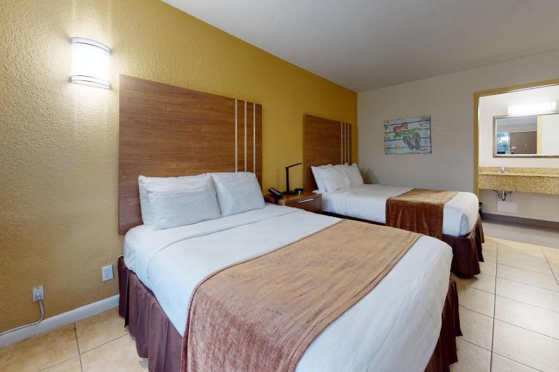 Rodeway Inn & Suites Fort Lauderdale Airport & Cruise Port - image 11