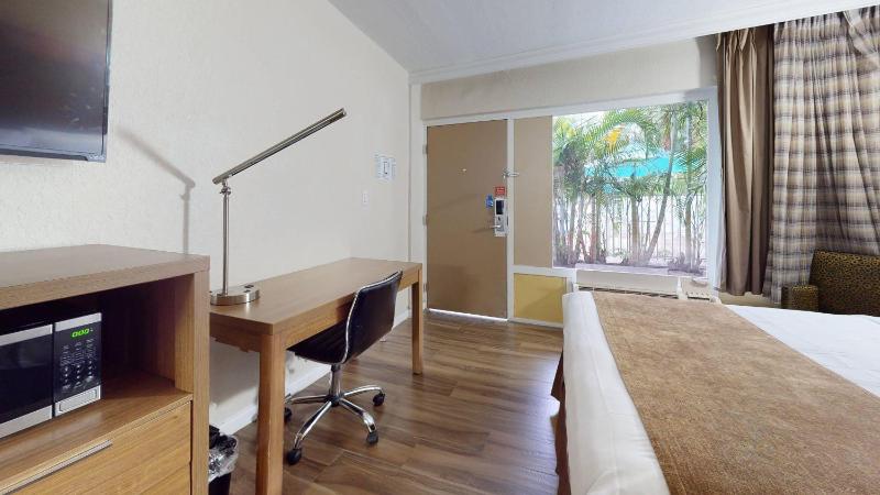 Rodeway Inn & Suites Fort Lauderdale Airport & Cruise Port - image 50