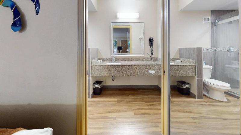 Rodeway Inn & Suites Fort Lauderdale Airport & Cruise Port - image 33