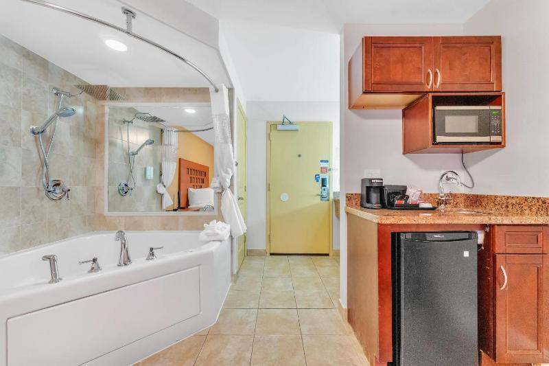 Rodeway Inn & Suites Fort Lauderdale Airport & Cruise Port - image 39