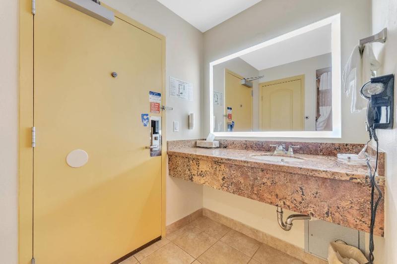 Rodeway Inn & Suites Fort Lauderdale Airport & Cruise Port - image 28