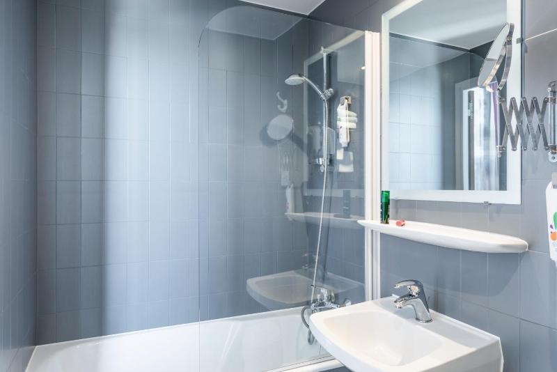 Superior Room with Three Single Beds image 3